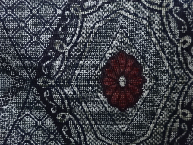 アンティーク　華紋織り出し本場正藍泥染大島紬着物(割り込み絣)